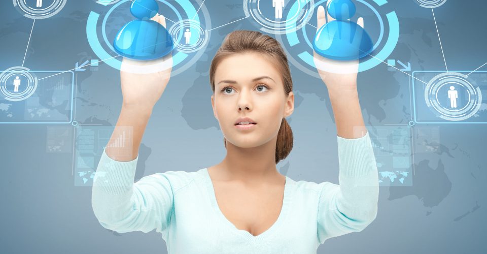 Micliente | una atractiva mujer maneja clientes es una pantalla transparente de estilo futurista
